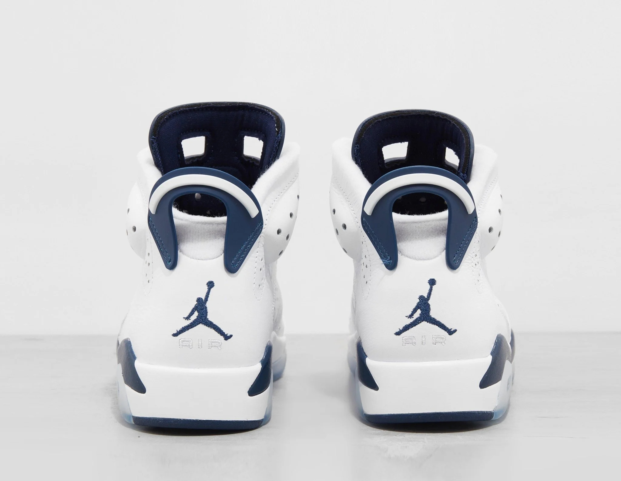 6 Retro Women's - Image 3