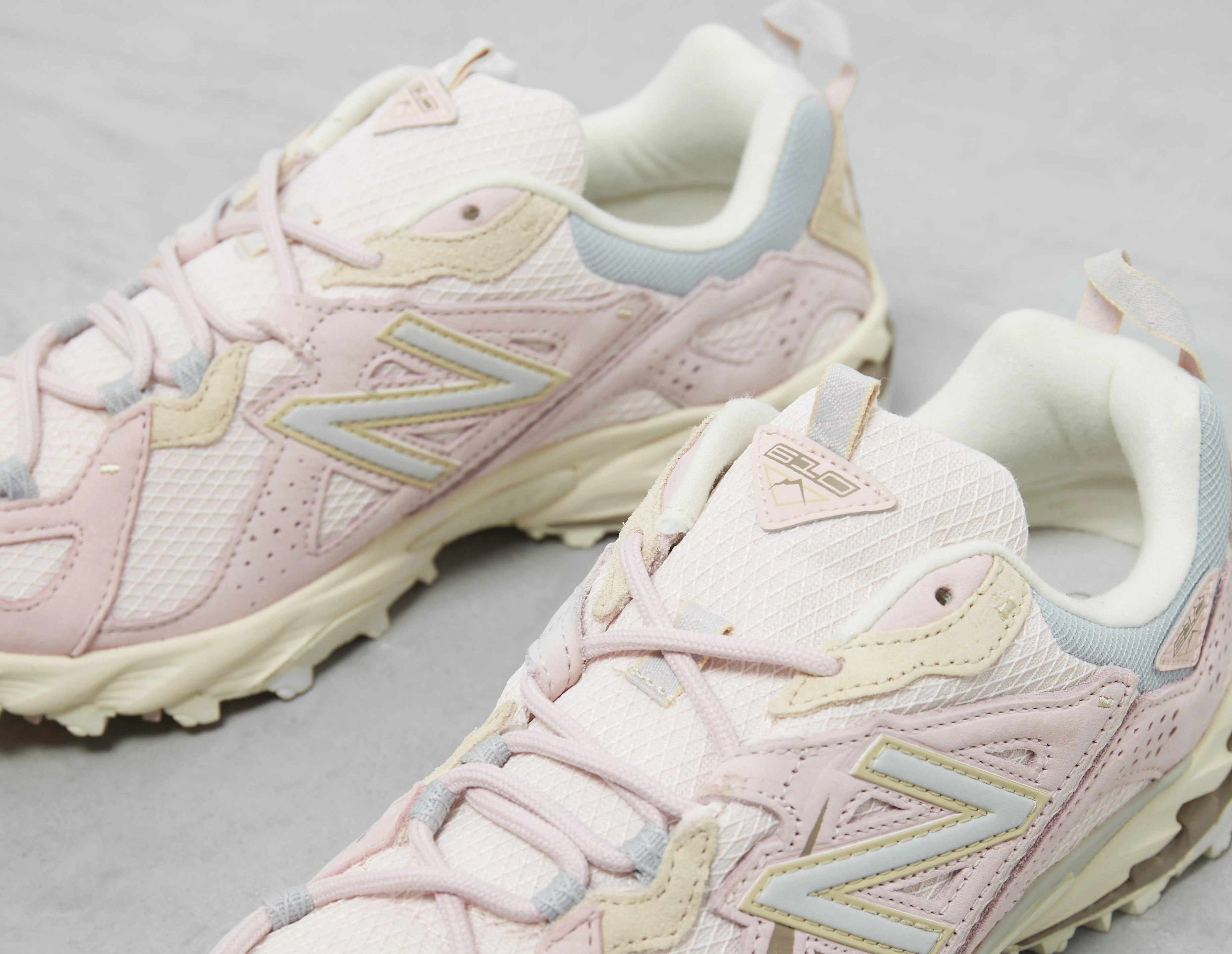 610v1 Women's - Image 2